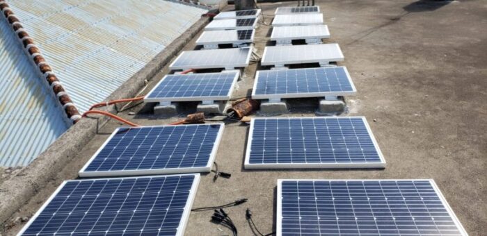 太陽光発電、ソーラーパネル１４枚設置途中　自作